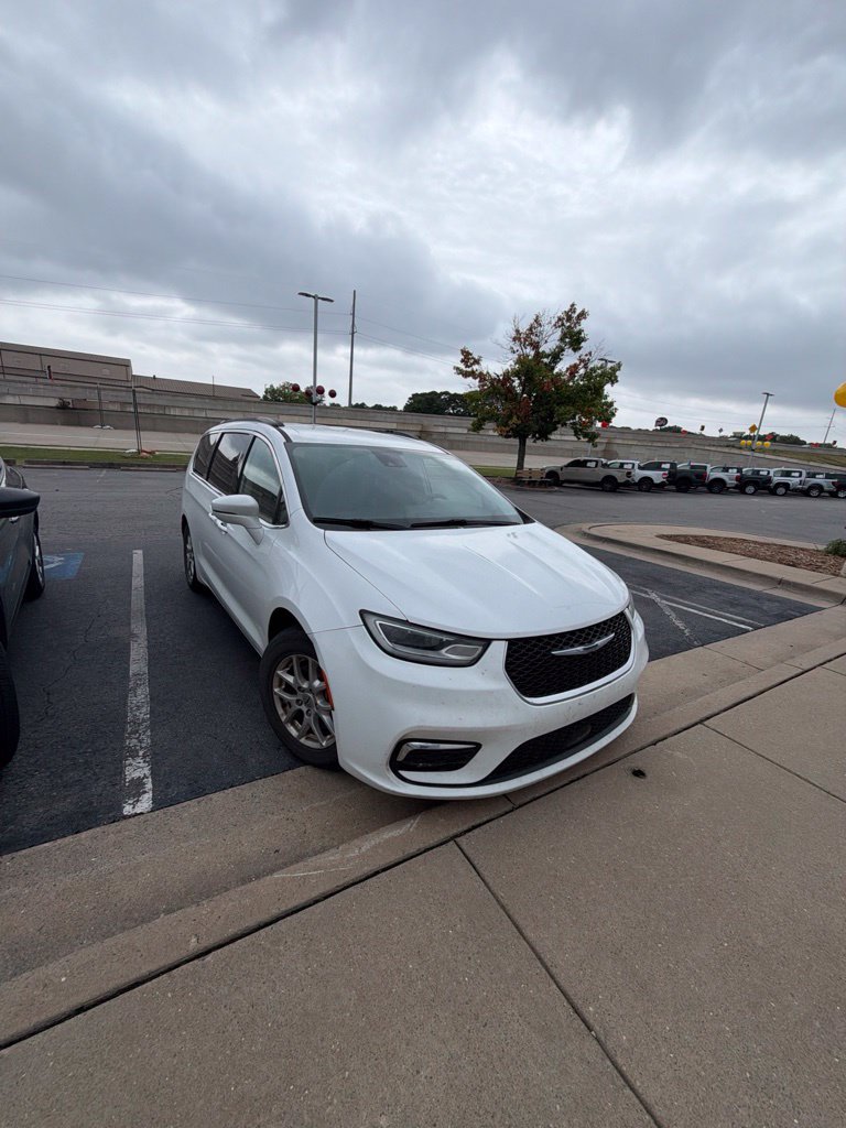 Used 2022 Chrysler Pacifica Touring-L FWD image 2