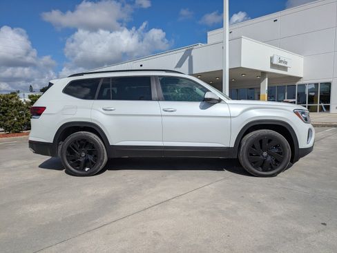 New 2026 Volkswagen Atlas SE FWD image 3