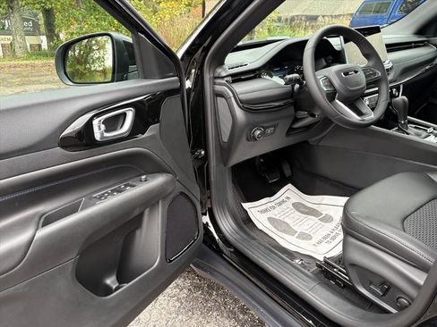 New 2026 Jeep Compass Latitude image 11