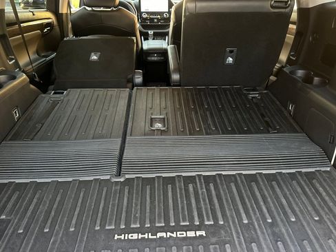 Used 2024 Toyota Highlander Limited image 35