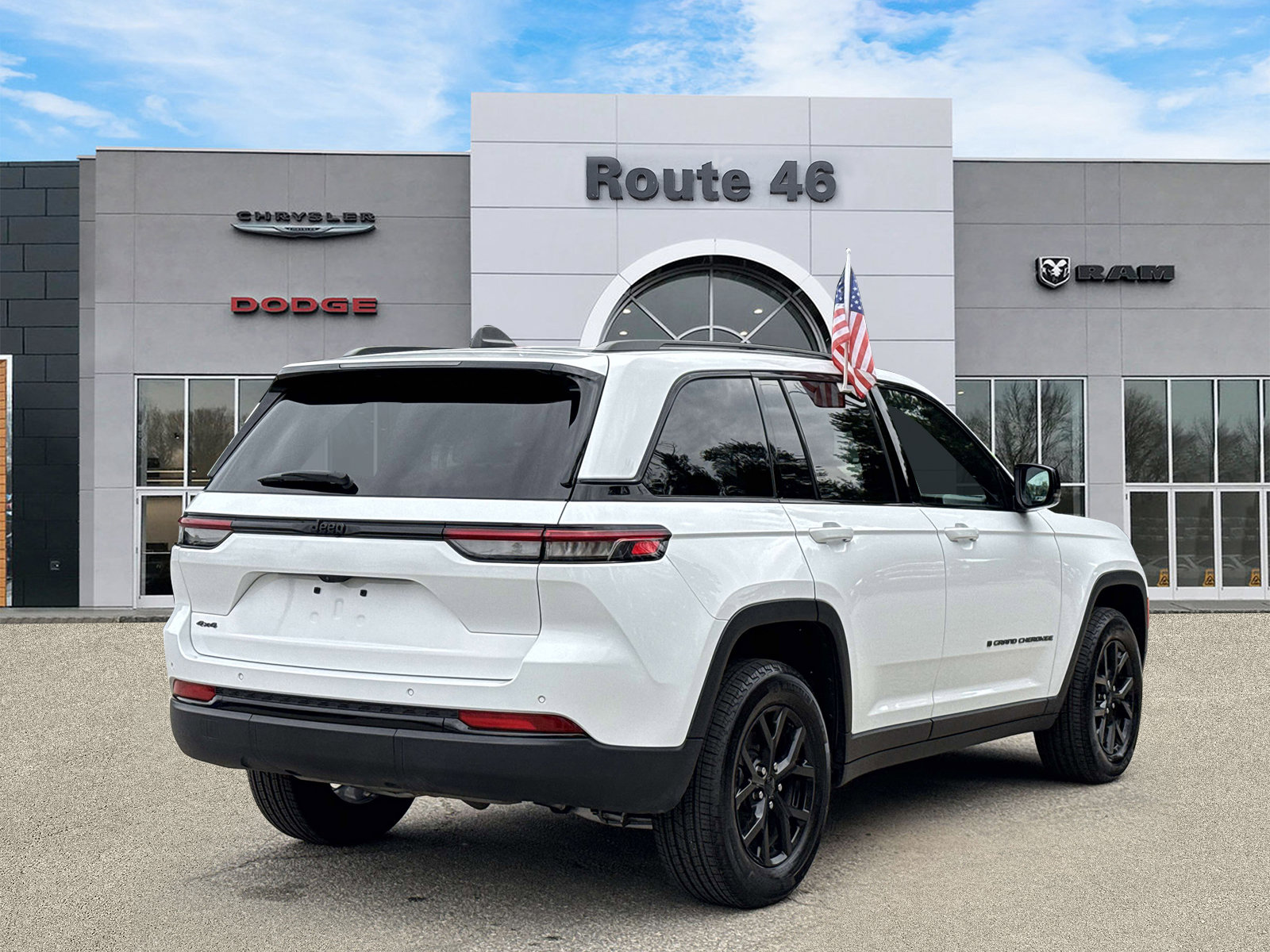 Used 2025 Jeep Grand Cherokee Altitude AWD/4WD image 5