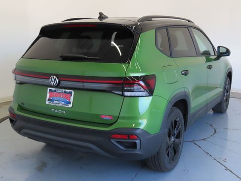 New 2026 Volkswagen Taos SE FWD image 4