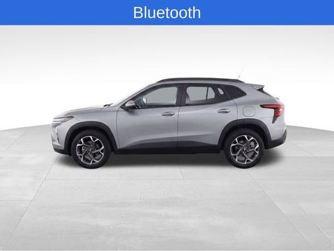 Used 2025 Chevrolet Trax LT w/ LT Convenience Package FWD image 6