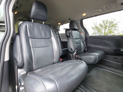 Used 2017 Toyota Sienna SE Premium FWD image 19