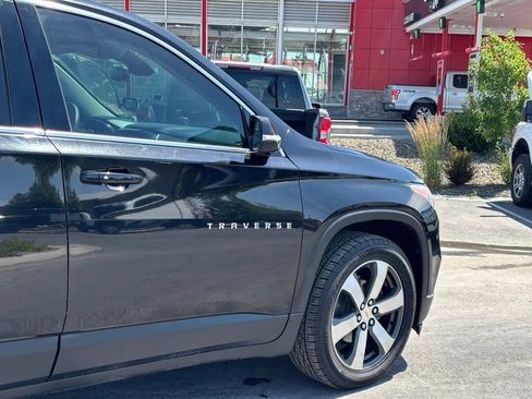 Used 2019 Chevrolet Traverse LT w/ LT Premium Package AWD/4WD image 4