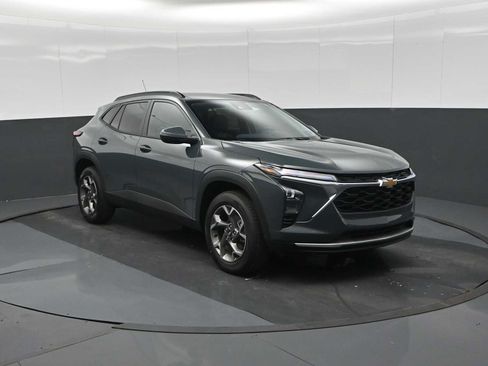 New 2026 Chevrolet Trax LT w/ Driver Confidence Package FWD image 2