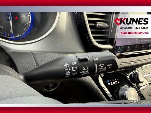 Used 2023 Chrysler Pacifica Touring FWD image 17