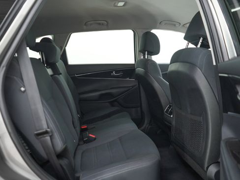 Used 2017 Kia Sorento FWD image 12