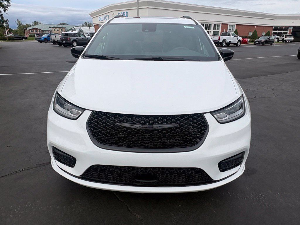 Used 2025 Chrysler Pacifica Limited FWD image 8