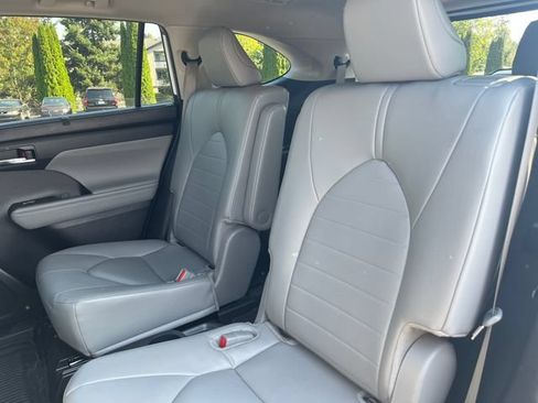 Used 2024 Toyota Highlander XLE AWD/4WD image 19