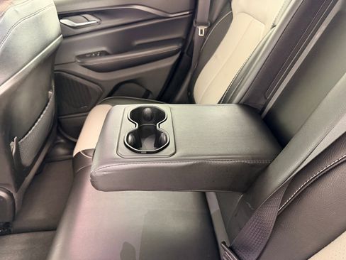 Used 2023 Jeep Grand Cherokee Laredo AWD/4WD image 18