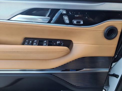 Used 2022 Jeep Grand Wagoneer Series III image 18