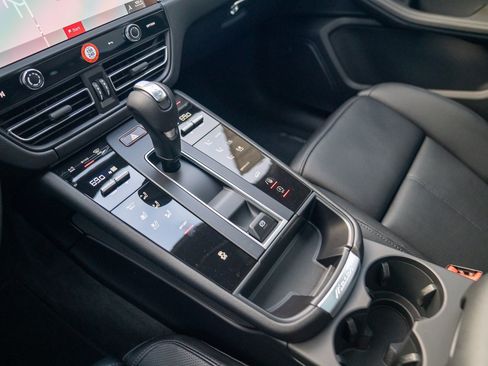 Certified 2026 Porsche Macan AWD/4WD image 21