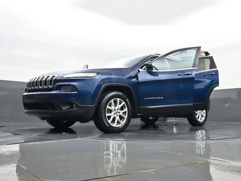 Used 2018 Jeep Cherokee Latitude w/ Cold Weather Group AWD/4WD image 32