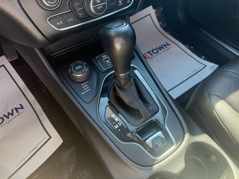 Used 2021 Jeep Cherokee Limited image 26