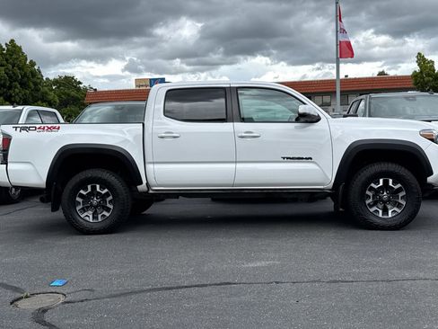Used 2022 Toyota Tacoma TRD Off-Road w/ Technology Package AWD/4WD image 3