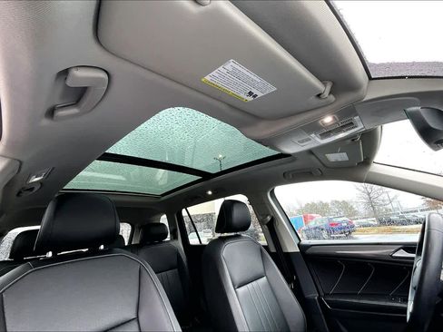 Used 2022 Volkswagen Tiguan SE w/ Panoramic Sunroof Package image 14