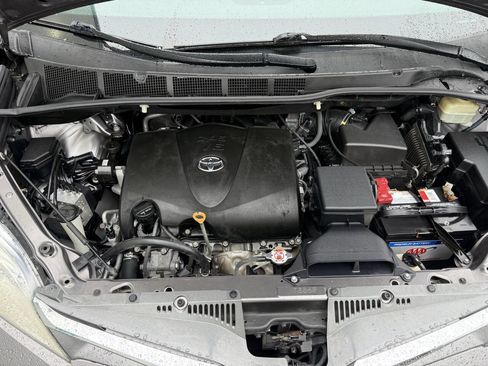 Used 2018 Toyota Sienna XLE Premium w/ Carpet Mat Package image 24