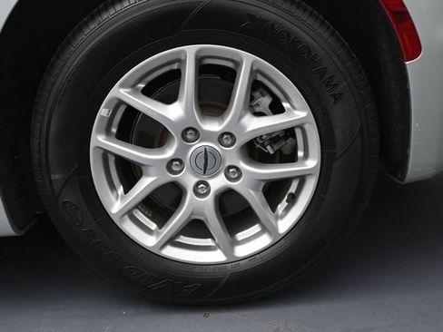 Used 2024 Chrysler Pacifica Touring-L FWD image 14
