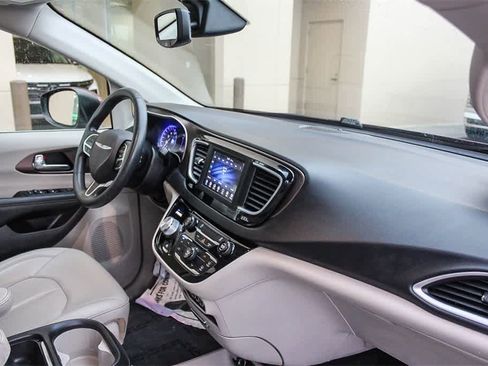 Used 2021 Chrysler Voyager Lxi image 22