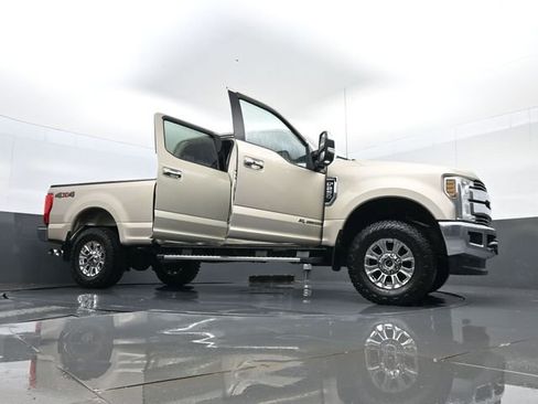 Used 2018 Ford F250 Lariat w/ Lariat Ultimate Package AWD/4WD image 32