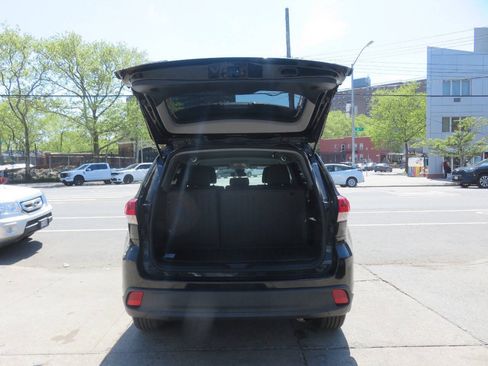 Used 2019 Toyota Highlander LE AWD/4WD image 25