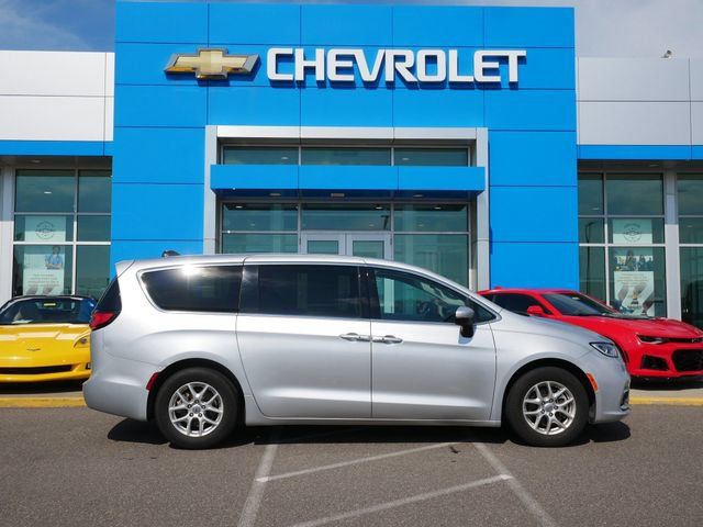 Used 2023 Chrysler Pacifica Touring-L FWD image 24