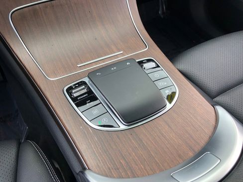 Used 2022 Mercedes-Benz GLC 300 4MATIC w/ Premium Package Lite image 25