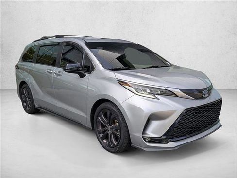 Used 2022 Toyota Sienna XSE w/ XSE Plus Package FWD image 3