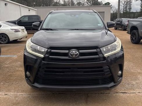 Used 2018 Toyota Highlander SE image 1
