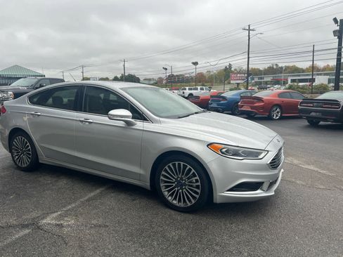 Used 2018 Ford Fusion SE w/ Fusion SE Technology Package image 4