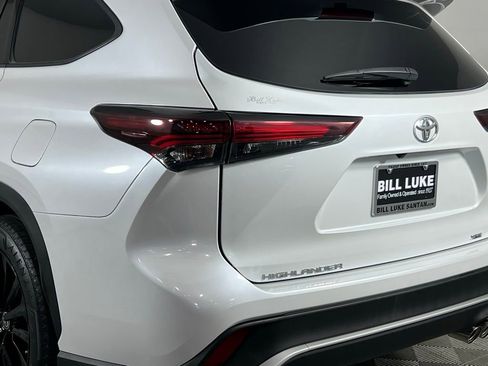 Used 2024 Toyota Highlander XSE image 12