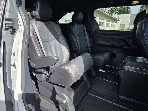 Used 2025 Toyota Sienna Platinum AWD/4WD image 12