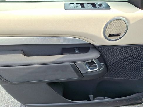 Used 2020 Land Rover Discovery Landmark image 19