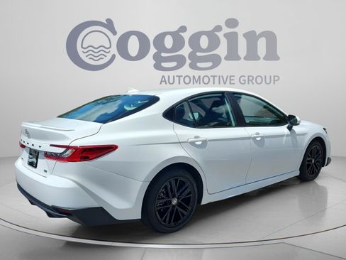 Used 2025 Toyota Camry SE w/ Convenience Package FWD image 5