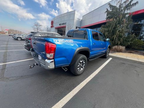 Used 2017 Toyota Tacoma TRD Off-Road image 3