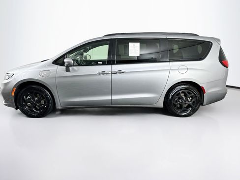 Used 2021 Chrysler Pacifica Touring-L w/ S Appearance Package FWD image 4