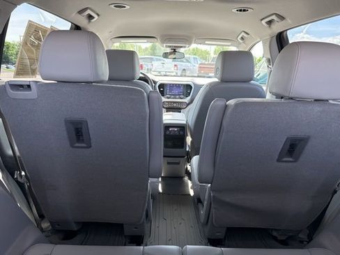 Used 2023 GMC Acadia SLT w/ Technology Package FWD image 17