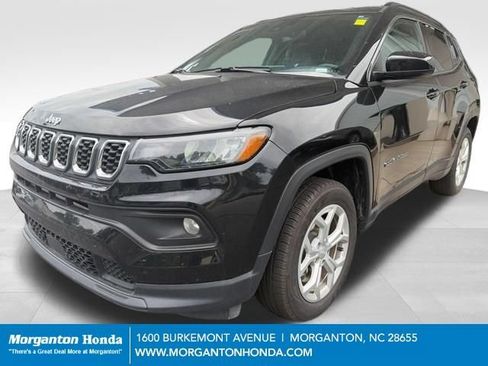Used 2024 Jeep Compass Latitude AWD/4WD image 3
