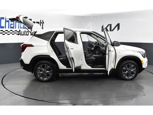 Certified 2025 Kia Seltos LX image 28