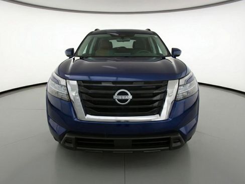Used 2025 Nissan Pathfinder SV image 2