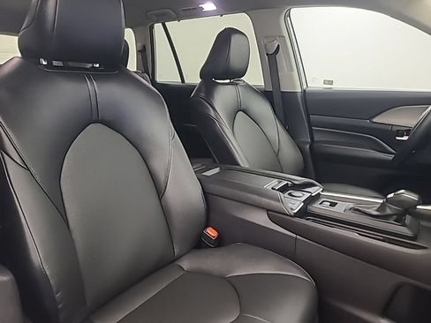 Used 2025 Toyota Grand Highlander AWD image 17