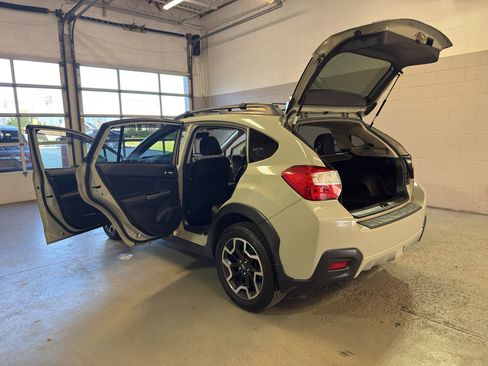 Used 2017 Subaru Crosstrek 2.0i Premium w/ Moonroof Package AWD/4WD image 10