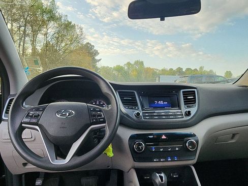 Used 2018 Hyundai Tucson SE image 16