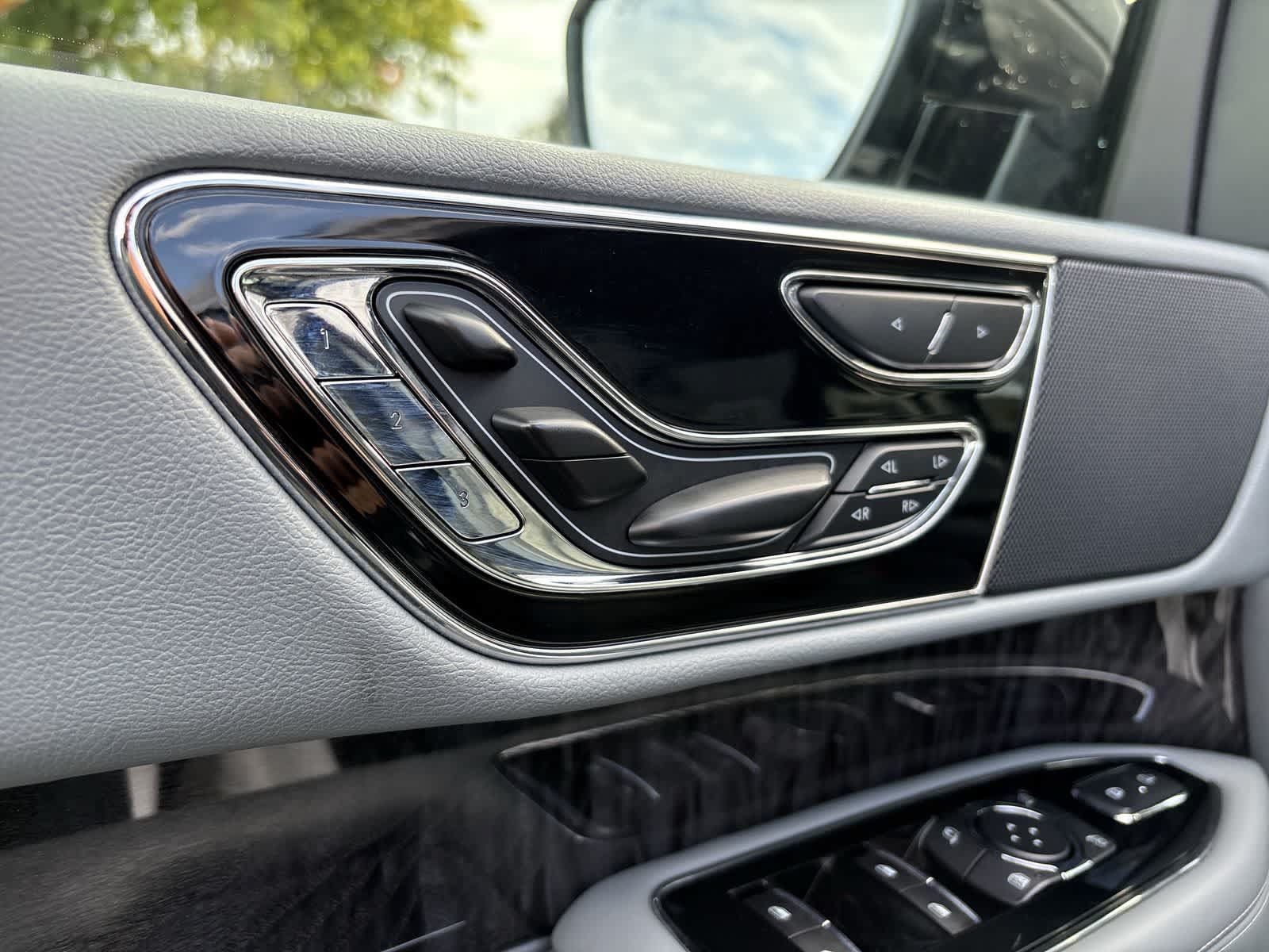 Used 2018 Lincoln Navigator Reserve w/ Technology Package AWD/4WD image 11