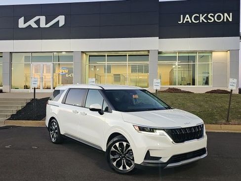 Used 2023 Kia Carnival EX image 1