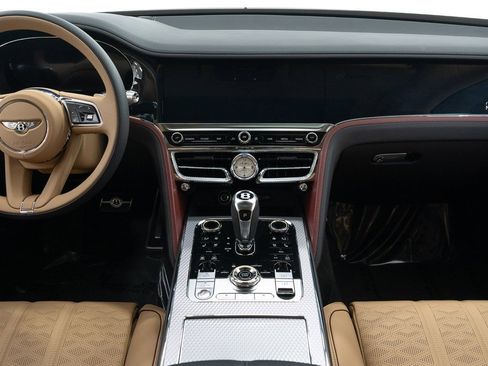 Used 2025 Bentley Flying Spur Plug-In Hybrid image 32