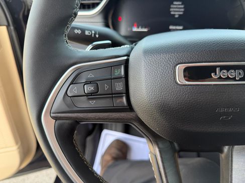 Used 2024 Jeep Grand Cherokee Limited image 20