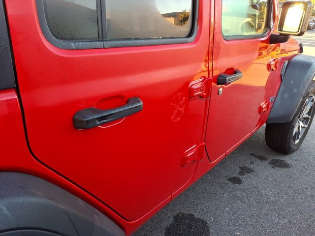 Used 2024 Jeep Wrangler Unlimited w/ Dual Top Group AWD/4WD image 10