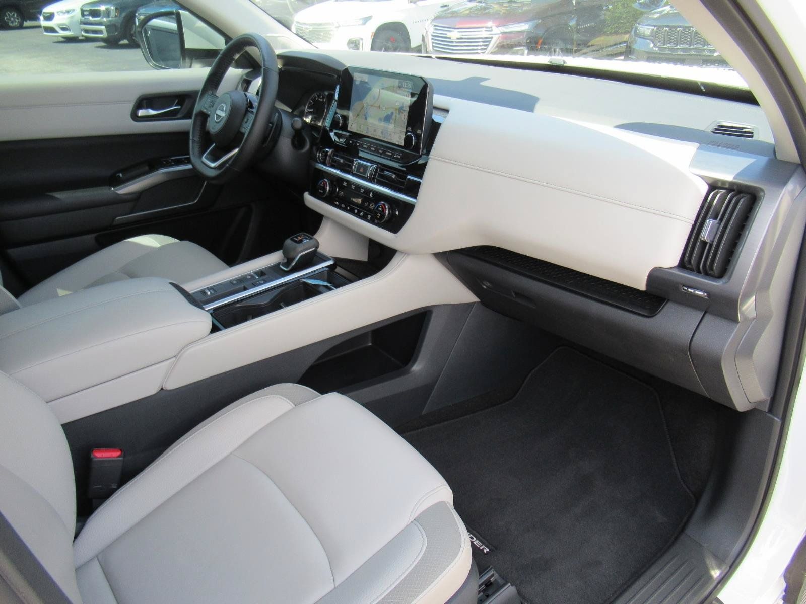 Used 2024 Nissan Pathfinder SL w/ SL Premium Package FWD image 12
